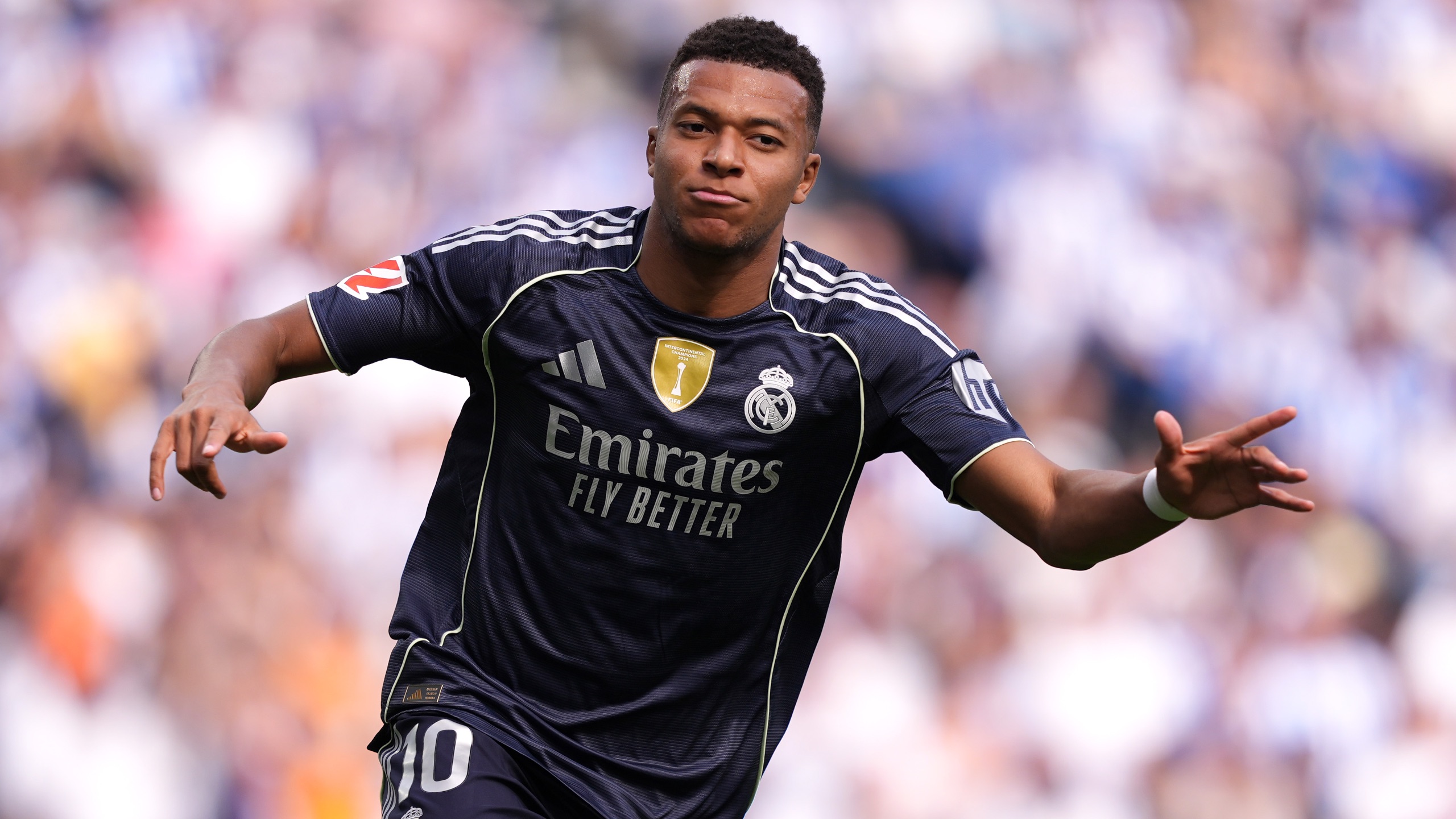 球迷多次使用焰火 拜仁被罚关闭部分看台