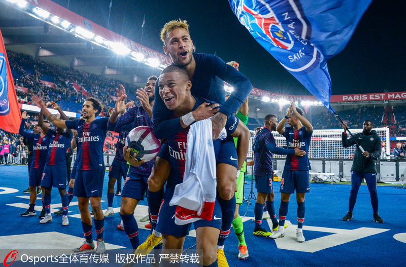 记者：弗里克取消了巴萨今天的训练，球员们前往吉达观光